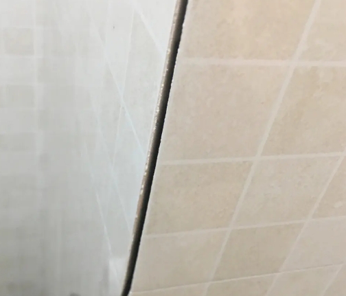 石家庄瓷砖空鼓维修公司分享阳台瓷砖脱落的修复过程可以分为以下几个步骤