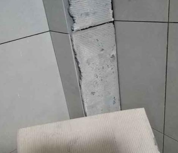 石家庄瓷砖空鼓维修公司分享下厨房瓷砖脱落的补救措施。